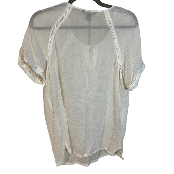 A white cotton Tommy Bahama top in size medium - Picture 6 of 7